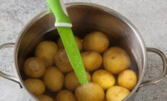 Когда картофель закипит, засеките 20 минут. Убавьте температуру. Готовность проверьте ножиком или вилочкой. Если острый предмет с легкостью входит, значит, картофель готов. Время варки зависит от размера корнеплодов и сорта.
