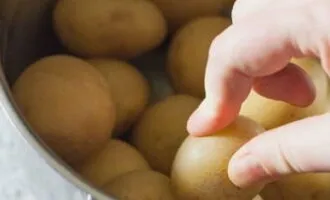 Если картошка приготовилась, слейте воду и остудите. Картошка считается остывшей, если ее можно с легкостью держать в руках.