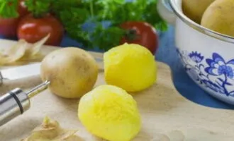 Очищенную картошку, приготовленную в мундирах, используйте для приготовления любимых блюд. Приятного аппетита, кушайте с удовольствием!