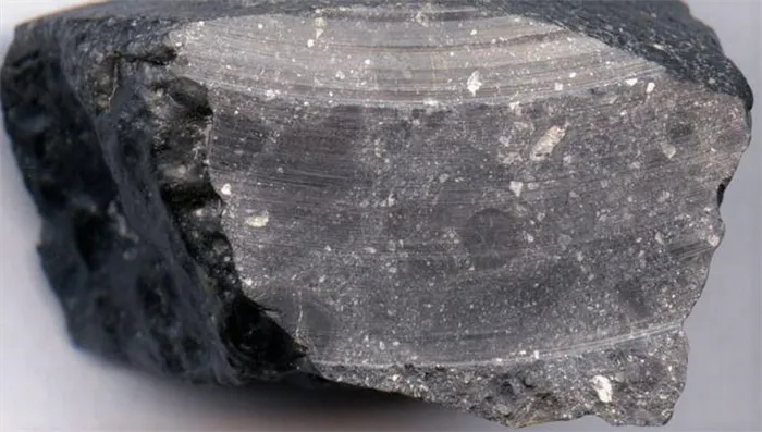Поверхность метеорита после взятия образцов на анализ