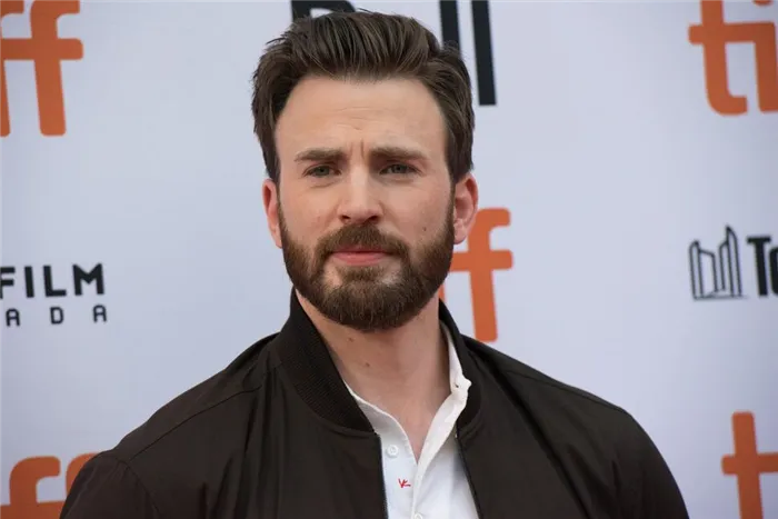 Исполнитель роли Капитана Америки в интервью признавался, что не любит бриться. Идеально гладкое лицо было одним из условий контракта с Marvel