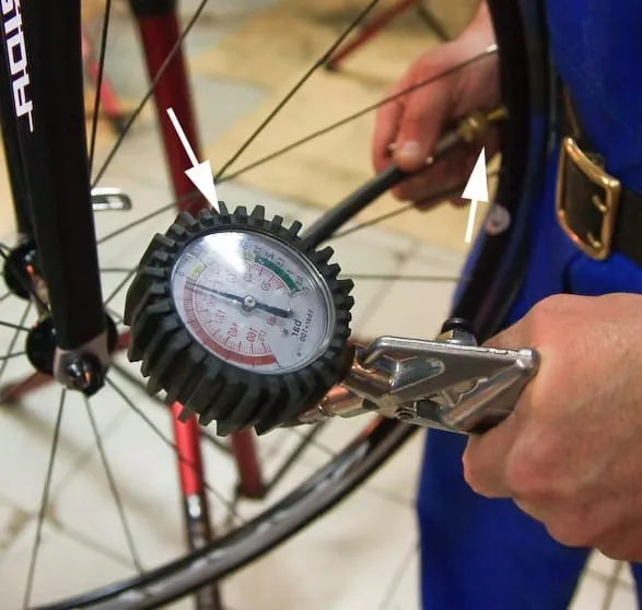 Как определить уровень давления в шинах велосипеда | Как накачать колесо велосипеда без насоса