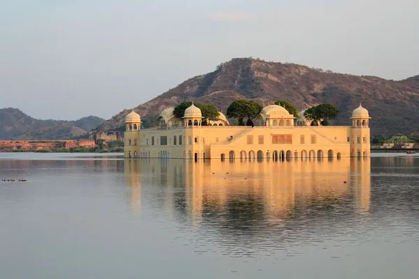 Дворец Джал-Махал на озере Ман-Сагар в Индии