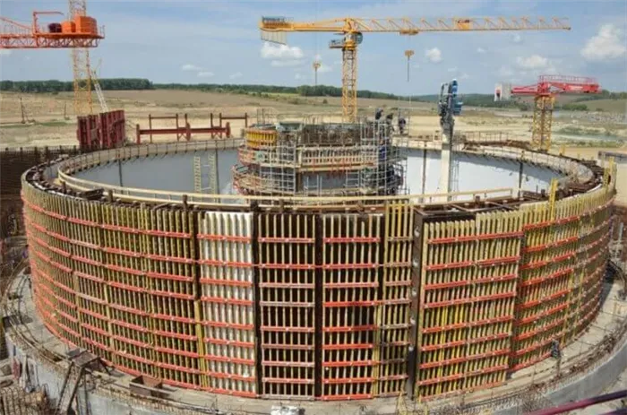 Опасен ли обстрел атомной станции. Вокруг реактора возводится прочная железобетонная конструкция. Фото.