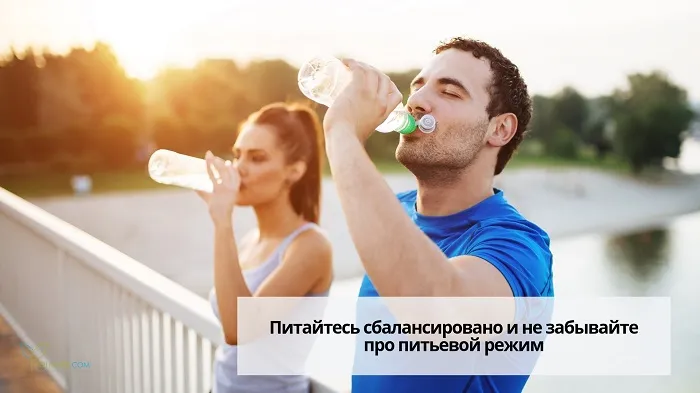 Мужчина и женщина пьют воду