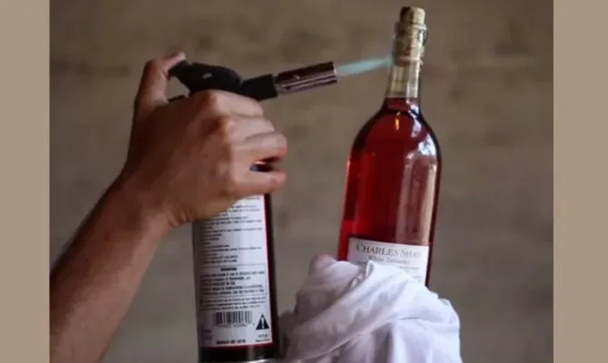 Бутылку вина можно открыть без открывашки при помощи нагревания