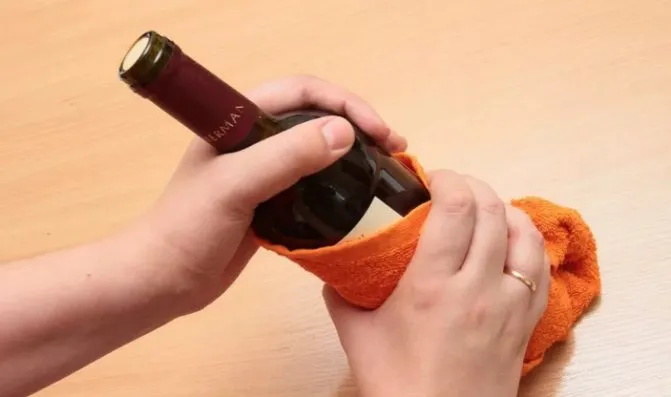 Бутылку вина можно открыть без открывашки при помощи удара по дну