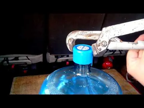 Как открыть крышку пластиковой бутылки, которая плотно закрыта?