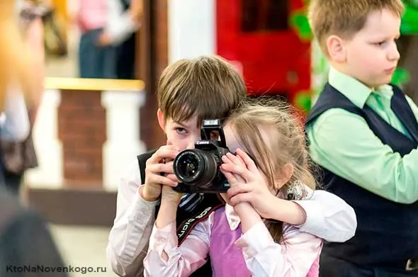 Дети фотографируют