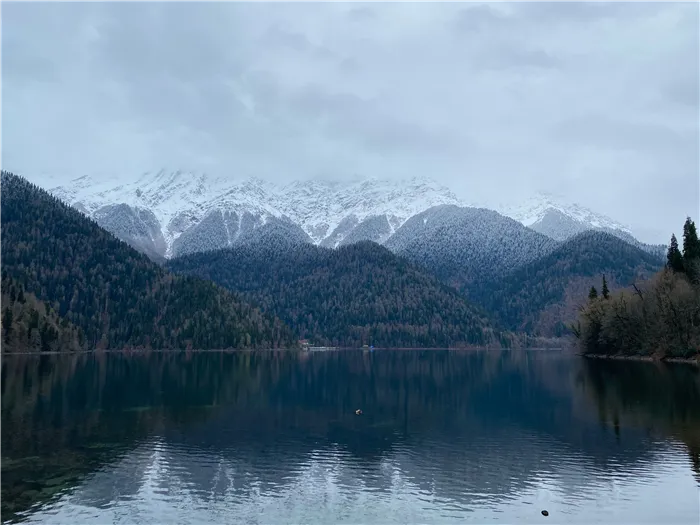 озеро и горы в абхазии