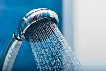 На фото: расход воды на душ зависит от нескольких важных критериев, которые мы и рассмотрим в данной статье