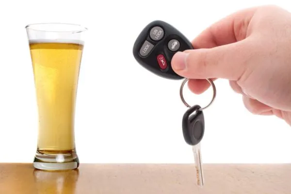 Ключи от автомобиля и пиво