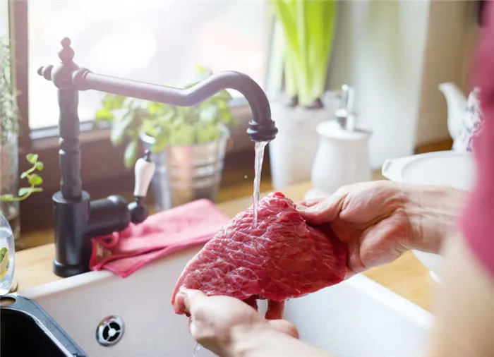 нужно ли мыть мясо перед приготовлением - нет