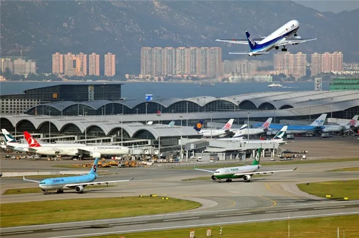 Большой аэропорт в Гонконге