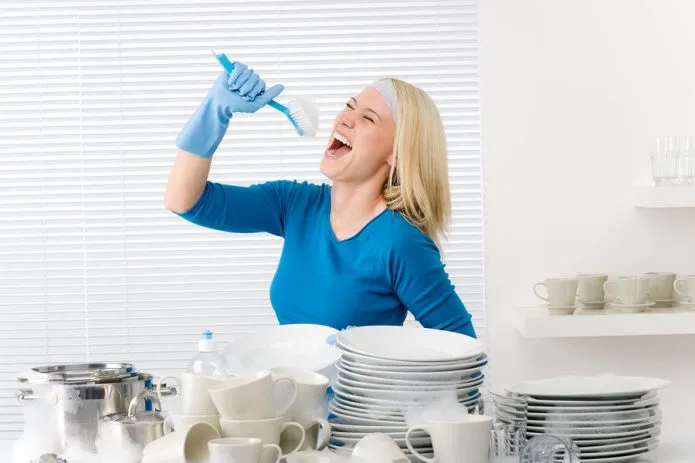 Мыть посуду под музыку