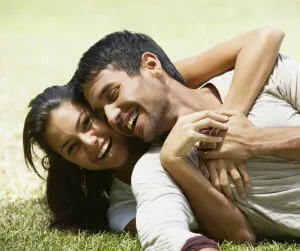 парень с девушкой на траве
