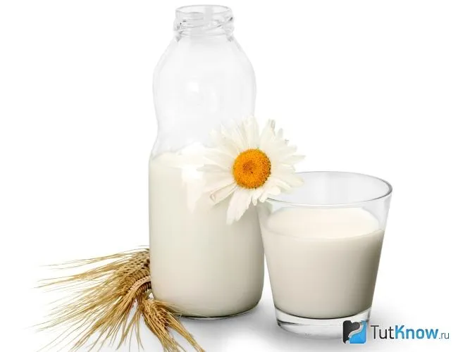 Обезжиренное молоко в бутылке и стакане