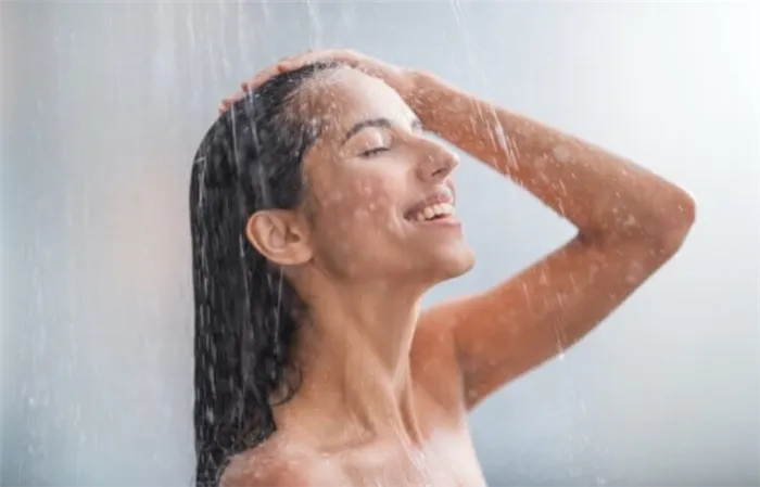 Холодный душ помогает похудеть. В теории, холодный душ даже способен помочь с похудением. Фото.